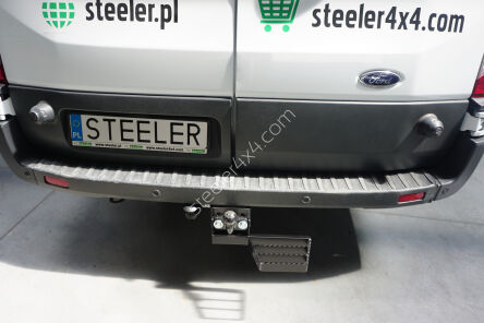 Universal right step mounted to tow bar with flange ball
