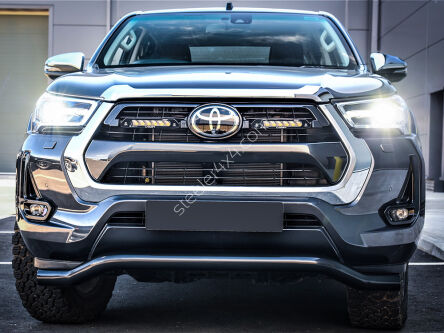 Zestaw dwóch lamp LAZER Linear 6 Elite z systemem montażu w fabrycznym grillu - Toyota Hilux (2021 -)