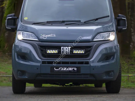 Zestaw dwóch lamp LAZER TRIPLE-R 750 Wide z systemem montażu w fabrycznym grillu - Fiat Ducato (2022 -)