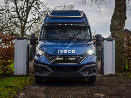 Zestaw dwóch lamp LAZER TRIPLE-R 750 Elite (Gen2) z systemem montażu w fabrycznym grillu - Iveco Daily (2019 -)