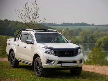 Mocowanie lampy LAZER Linear 18 nad tablicą rejestracyjną - Nissan Navara NP300 (2015 -)